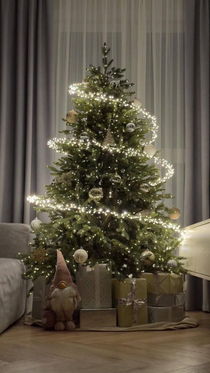 В соцсетях распространилась идея с парящей гирляндой, которая стала главным новогодним трендом В соцсетях распространилась идея с парящей гирляндой, которая стала главным новогодним трендом