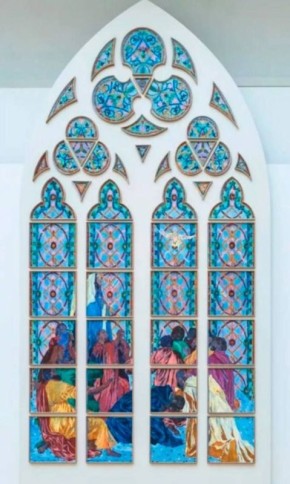 Во Франции заменят исторические витражи Нотр-Дама на новые с чернокожими персонажами