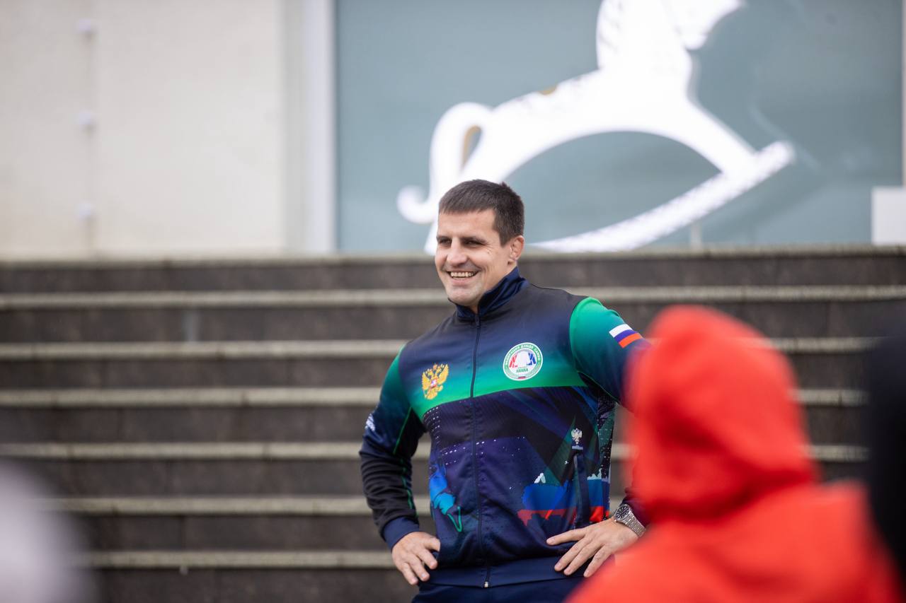 В рамках празднования Дня города на Театральной площади прошла зарядка с чемпионом В рамках празднования Дня города на Театральной площади прошла зарядка с чемпионом