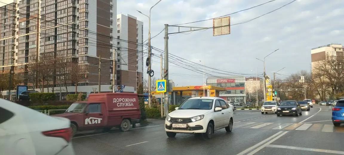 Вниманию водителей!. С 16 по 18 декабря на пересечении улиц Омелькова и Астраханской в связи с проведением работ по модернизации будет временно отключён светофор