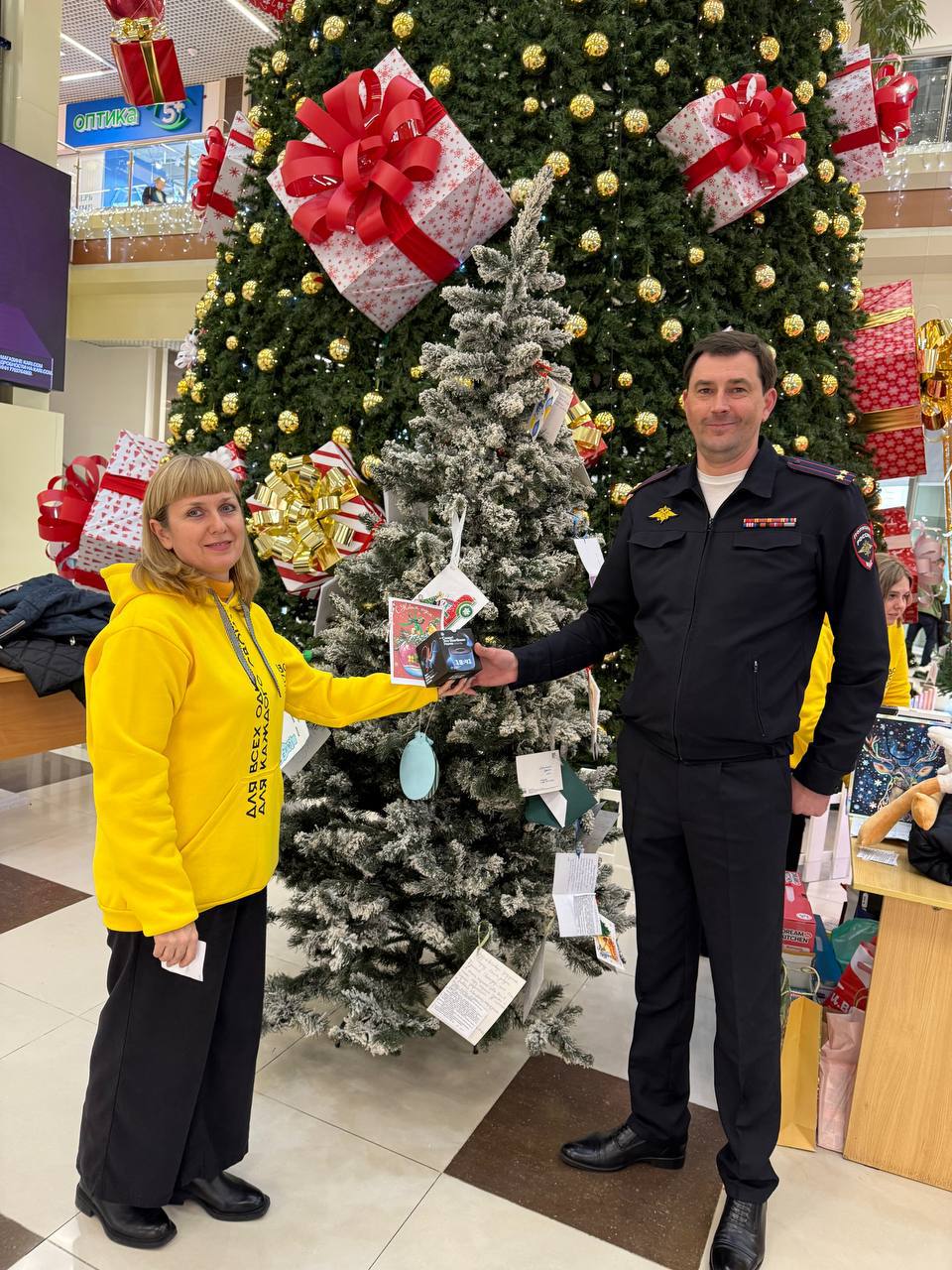 Транспортные полицейские Новороссийска исполнили новогоднюю мечту ребенка в рамках акции «Подари ребенку праздник!» Транспортные полицейские Новороссийска исполнили новогоднюю мечту ребенка в рамках акции «Подари ребенку праздник!»
