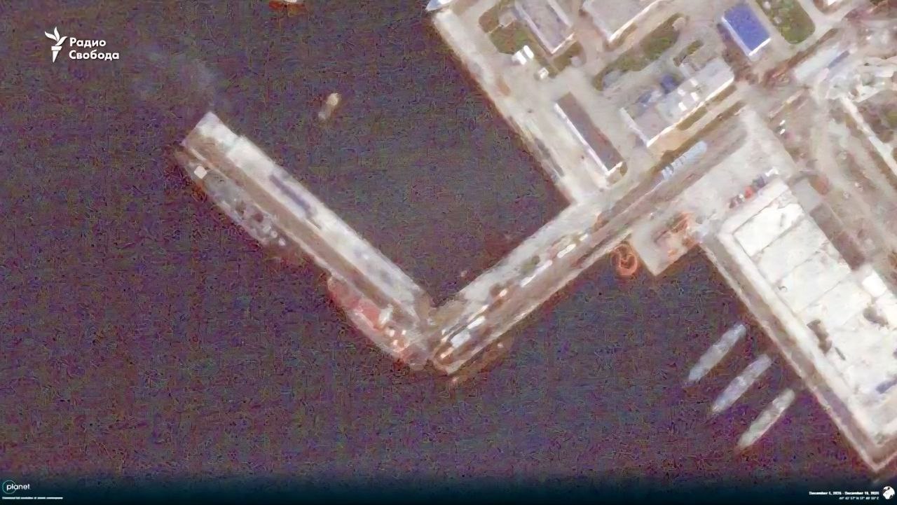 Первые спутниковые снимки последствий атаки украинского подводного дрона на подводную лодку в Новороссийске Первые спутниковые снимки последствий атаки украинского подводного дрона на подводную лодку в Новороссийске