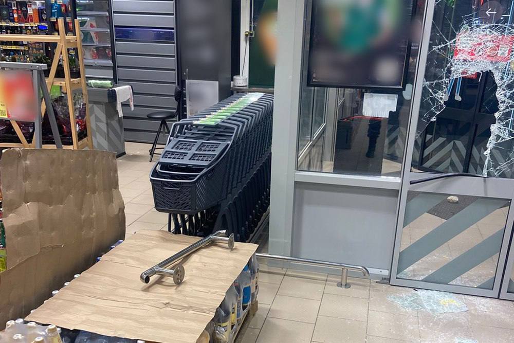 Разбил стеклянные двери магазина и уснул на месте приезжий в Тамани Разбил стеклянные двери магазина и уснул на месте приезжий в Тамани