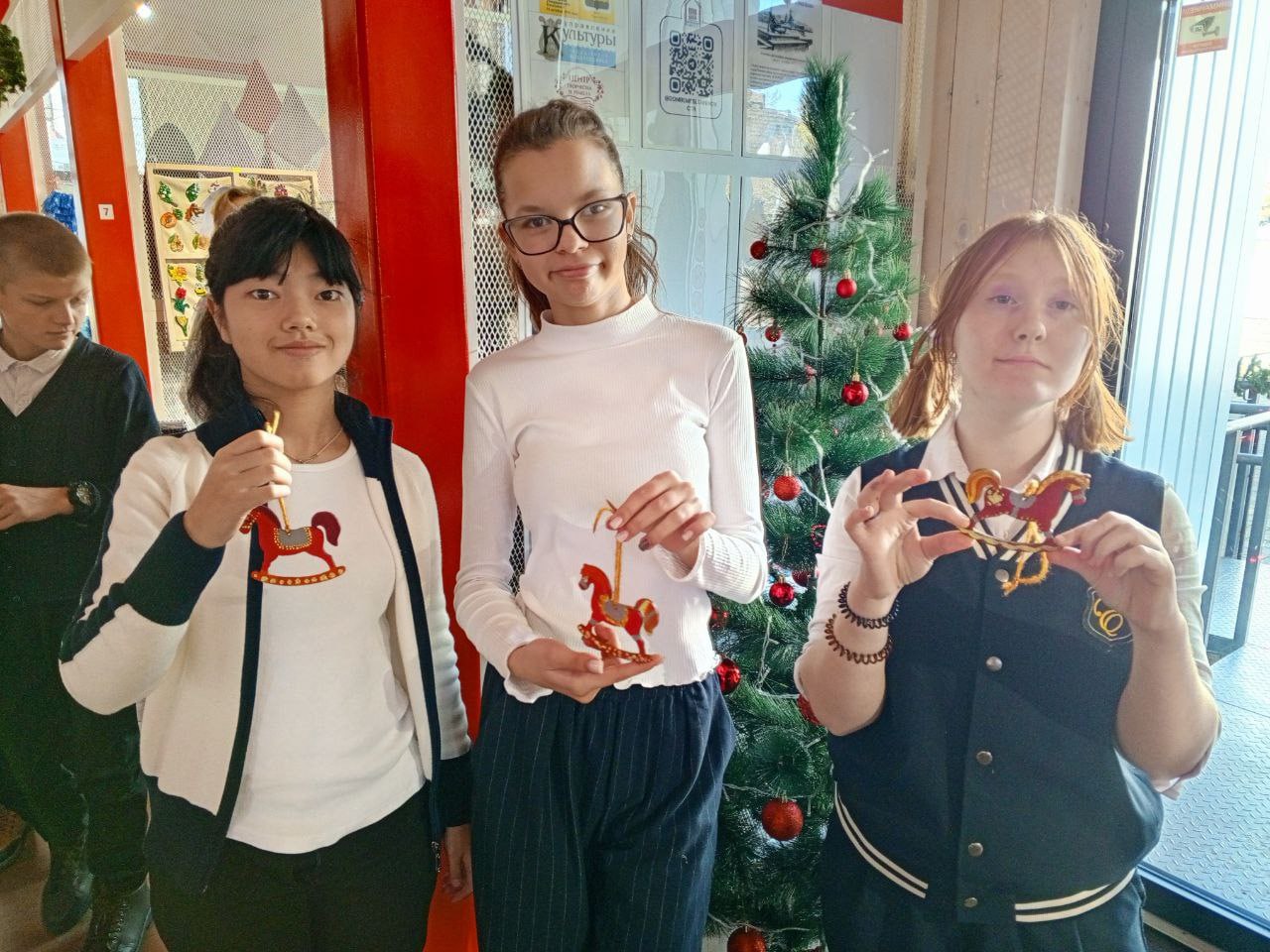 В новороссийском Доме ремесленников воспитанников коррекционной школы научили создавать новогодние сувениры В новороссийском Доме ремесленников воспитанников коррекционной школы научили создавать новогодние сувениры