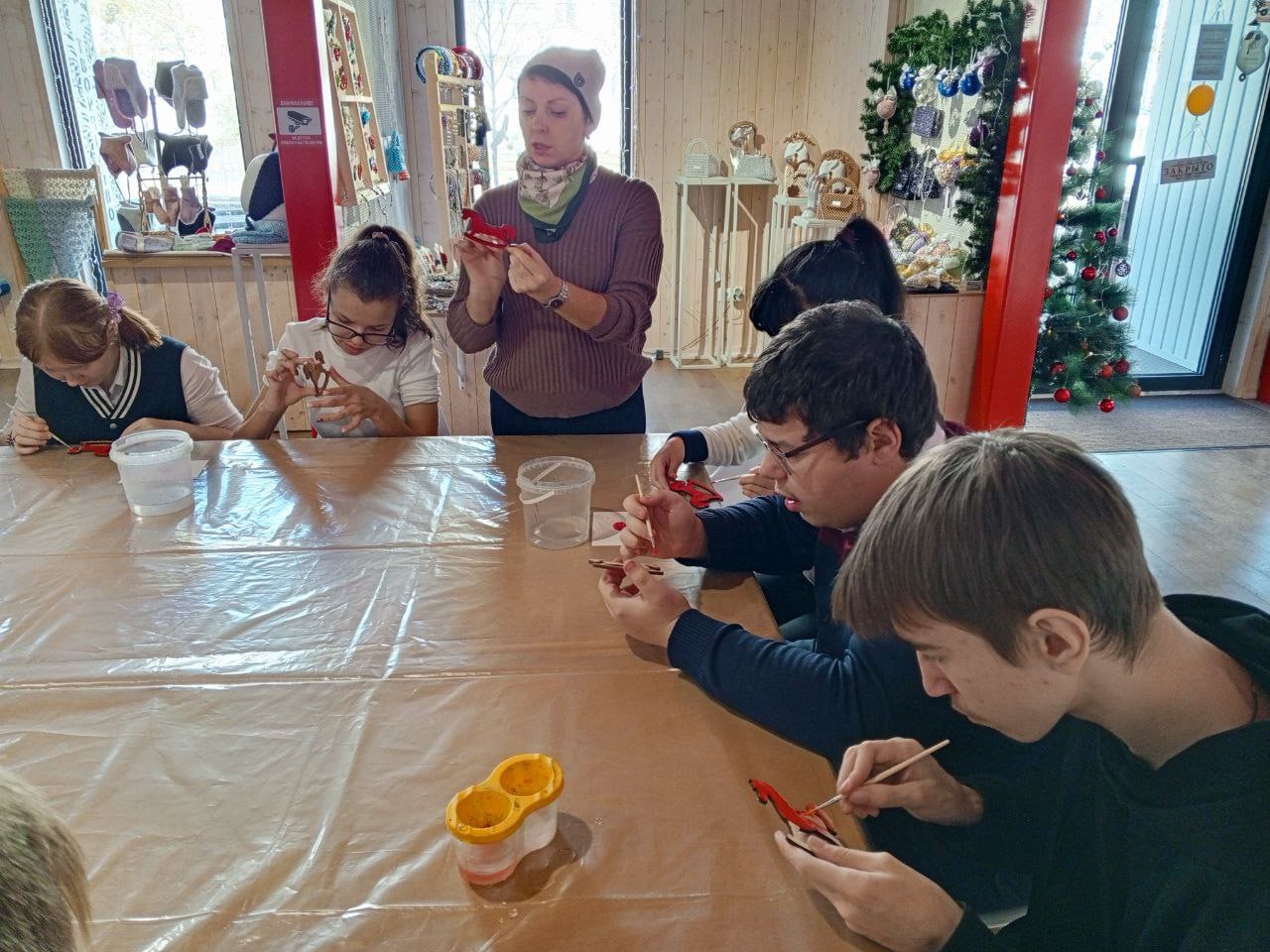 В новороссийском Доме ремесленников воспитанников коррекционной школы научили создавать новогодние сувениры В новороссийском Доме ремесленников воспитанников коррекционной школы научили создавать новогодние сувениры