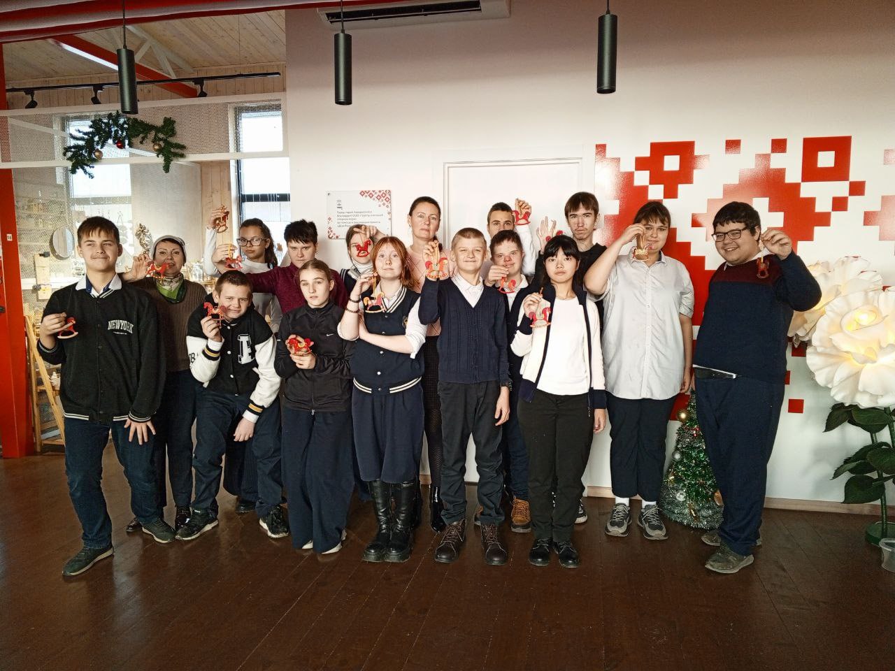 В новороссийском Доме ремесленников воспитанников коррекционной школы научили создавать новогодние сувениры В новороссийском Доме ремесленников воспитанников коррекционной школы научили создавать новогодние сувениры