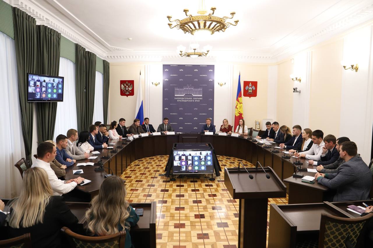 Сегодня в ЗСК по поручению руководителя регионального парламента Юрия Бурлачко состоялась встреча с председателями комитетов Совета молодых депутатов Краснодарского края