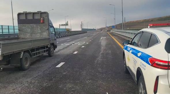 Сегодня с 8:15 до 8:30 утра из-за понижения температуры, повышенной влажности и ветра образовалось обледенение проезжей части федеральной автодороги «г.Новороссийск – г.Керчь» (обход города Анапа), в том числе на эстакадах