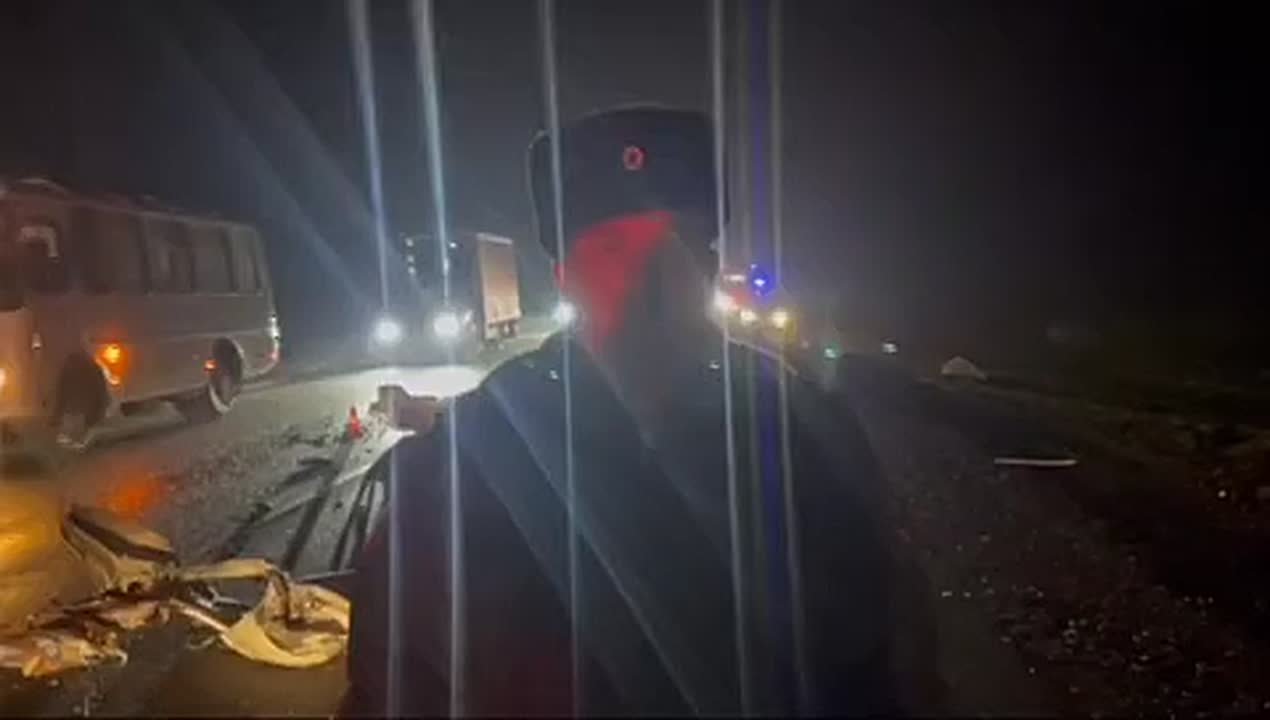 «Нива» разлетелась вдребезги после столкновения с грузовиком в Тихорецком районе — водитель погиб