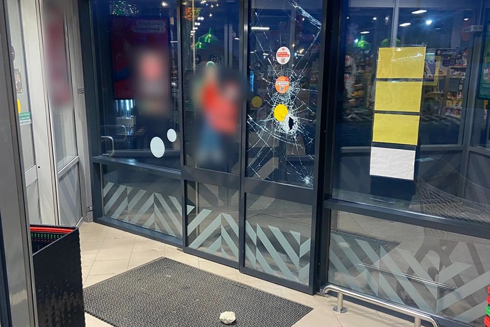 Ты – не ты, когда хочешь спать: мужчина проломил дверь в магазин и заснул там