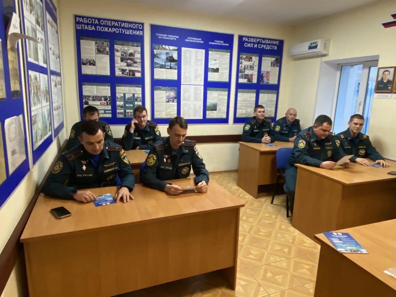 В Анапе сотрудник Госавтоинспекции провела профилактическую беседу с сотрудниками МЧС В Анапе сотрудник Госавтоинспекции провела профилактическую беседу с сотрудниками МЧС