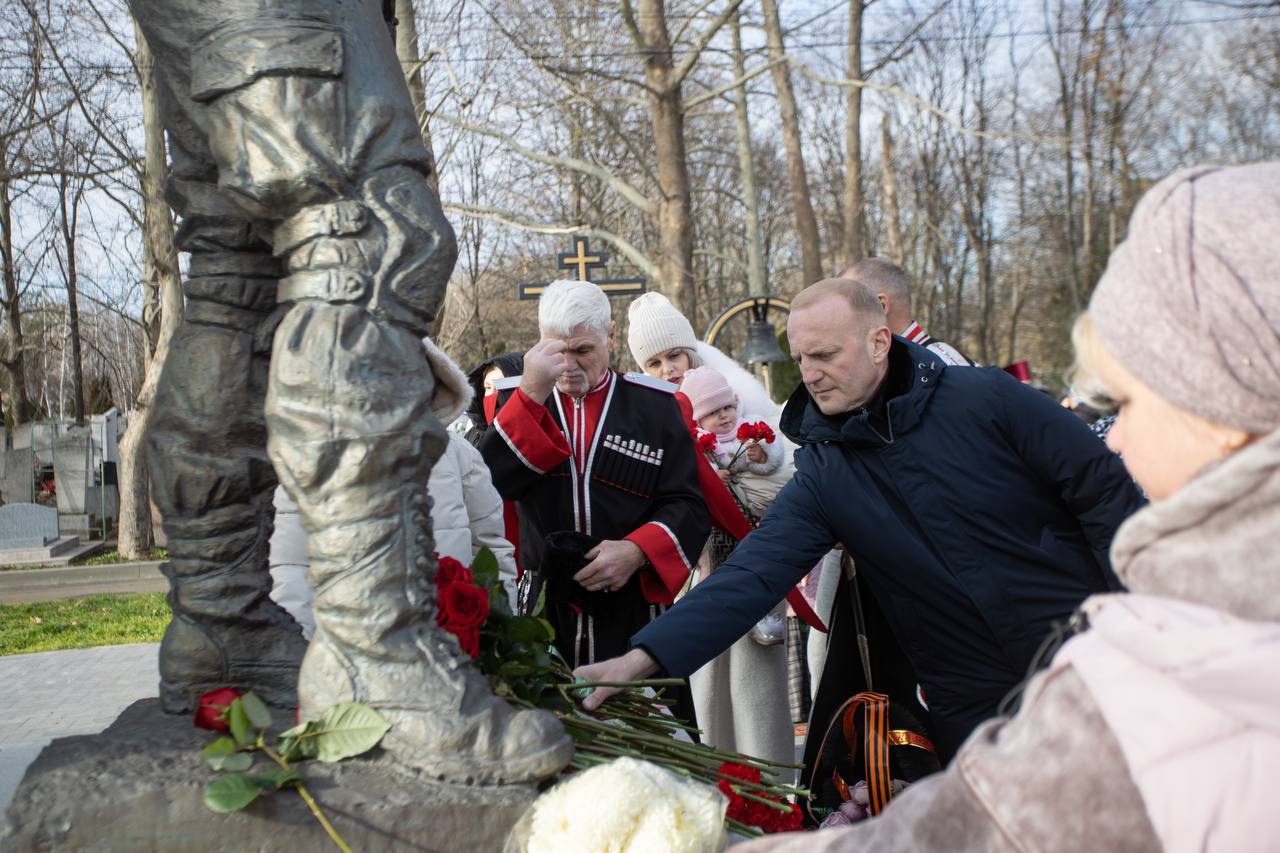 В Анапе освятили поклонный крест и колокол на мемориале в честь героев-земляков, погибших в ходе СВО В Анапе освятили поклонный крест и колокол на мемориале в честь героев-земляков, погибших в ходе СВО