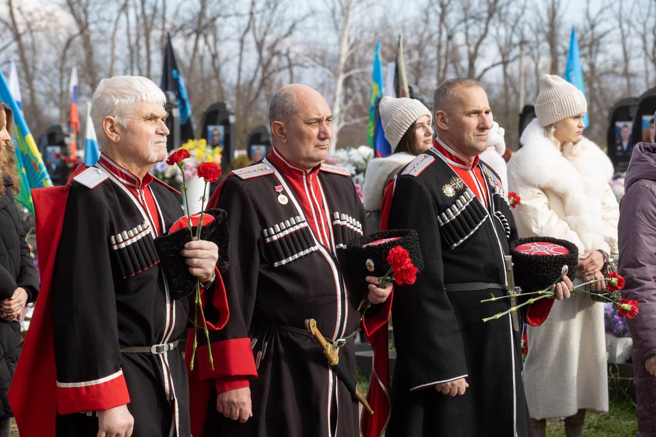 В Анапе освятили поклонный крест и колокол на мемориале в честь героев-земляков, погибших в ходе СВО В Анапе освятили поклонный крест и колокол на мемориале в честь героев-земляков, погибших в ходе СВО