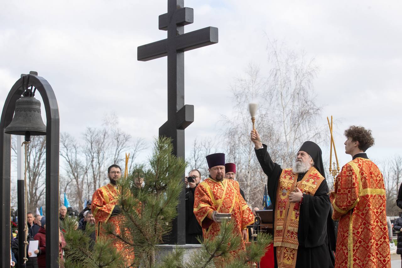 В Анапе освятили поклонный крест и колокол на мемориале в честь героев-земляков, погибших в ходе СВО