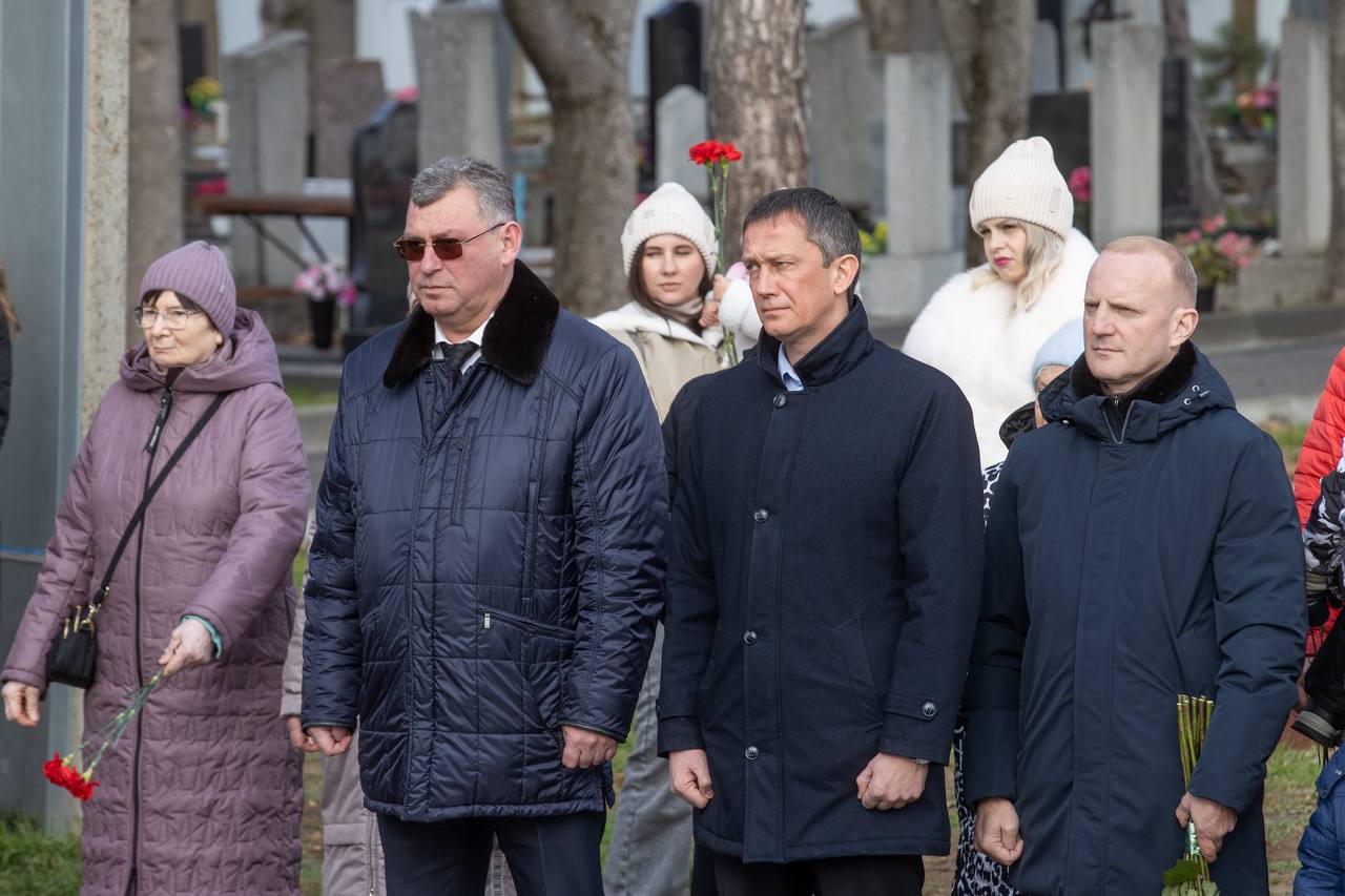В Анапе освятили поклонный крест и колокол на мемориале в честь героев-земляков, погибших в ходе СВО В Анапе освятили поклонный крест и колокол на мемориале в честь героев-земляков, погибших в ходе СВО