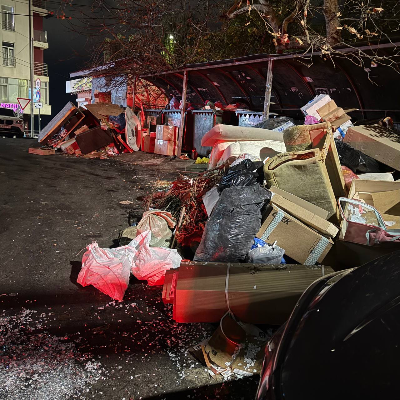 SOS! Сочи, улица Вишневая 10/7: жильцы в отчаянии от растущей свалки!