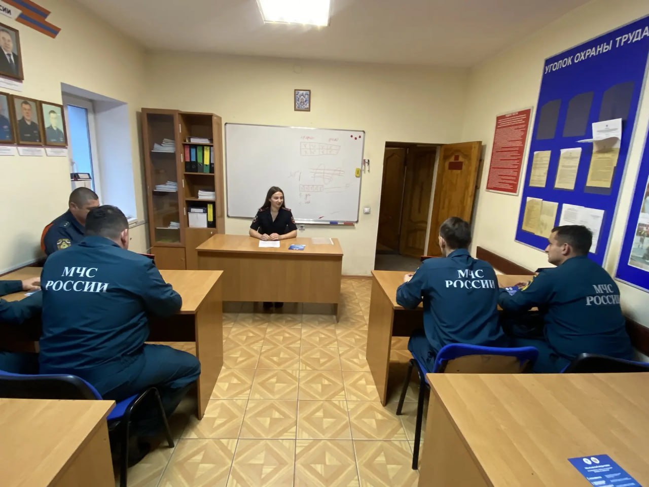 В Анапе сотрудник Госавтоинспекции провела профилактическую беседу с сотрудниками МЧС