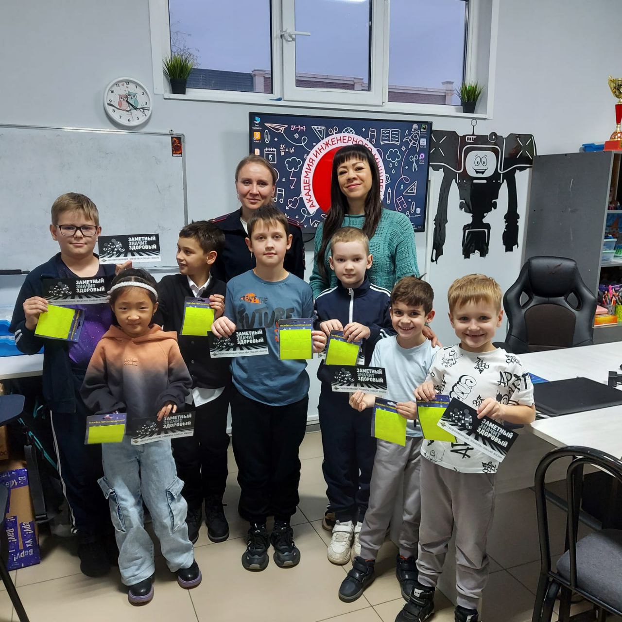 Госавтоинспекция Динского района проводит профилактические беседы, направленные на предотвращение детского дорожно-транспортного травматизма и популяризацию световозвращающих элементов в темное время суток