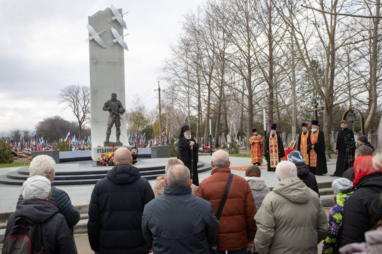 В Анапе освятили поклонный крест и колокол на мемориале в честь героев-земляков, погибших в ходе СВО В Анапе освятили поклонный крест и колокол на мемориале в честь героев-земляков, погибших в ходе СВО