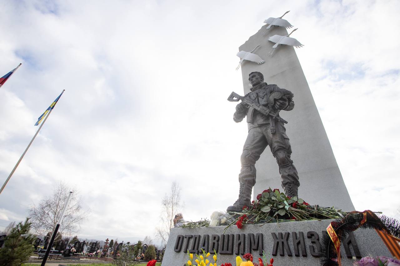 В Анапе освятили поклонный крест и колокол на мемориале в честь героев-земляков, погибших в ходе СВО В Анапе освятили поклонный крест и колокол на мемориале в честь героев-земляков, погибших в ходе СВО