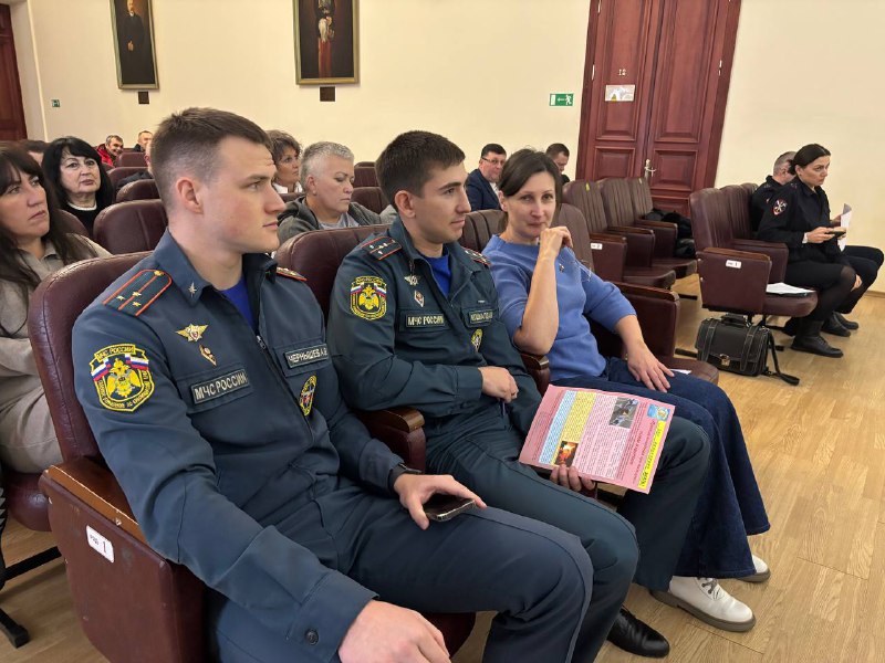 В преддверии новогодних праздников в администрации Ейского района прошло совещание по вопросам охраны общественного порядка, мошенничества, миграционного законодательства, мерах пожарной безопасности, о местах укрытия... В преддверии новогодних праздников в администрации Ейского района прошло совещание по вопросам охраны общественного порядка, мошенничества, миграционного законодательства, мерах пожарной безопасности, о местах укрытия...