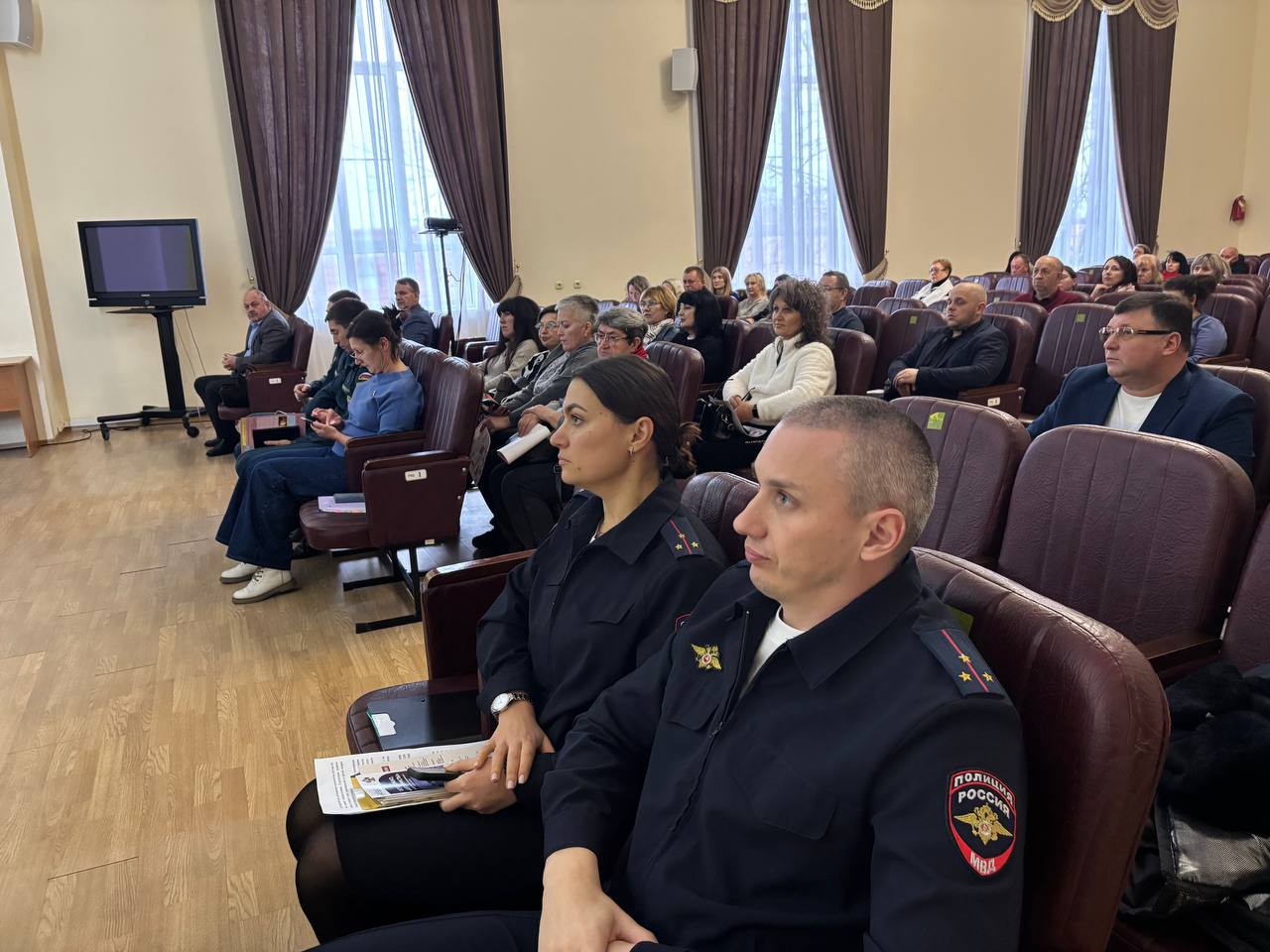 В преддверии новогодних праздников в администрации Ейского района прошло совещание по вопросам охраны общественного порядка, мошенничества, миграционного законодательства, мерах пожарной безопасности, о местах укрытия... В преддверии новогодних праздников в администрации Ейского района прошло совещание по вопросам охраны общественного порядка, мошенничества, миграционного законодательства, мерах пожарной безопасности, о местах укрытия...