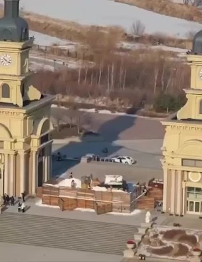 Так выглядит процесс лепки одного из самых больших снеговиков в мире