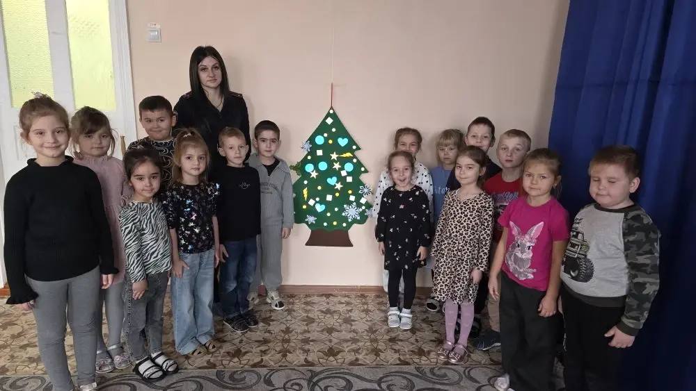 В рамках профилактического мероприятия «Внимание - дети!» дошкольники Успенского района принялись за украшение «Елки безопасности» – нестандартного, но весьма актуального элемента наступающих праздников