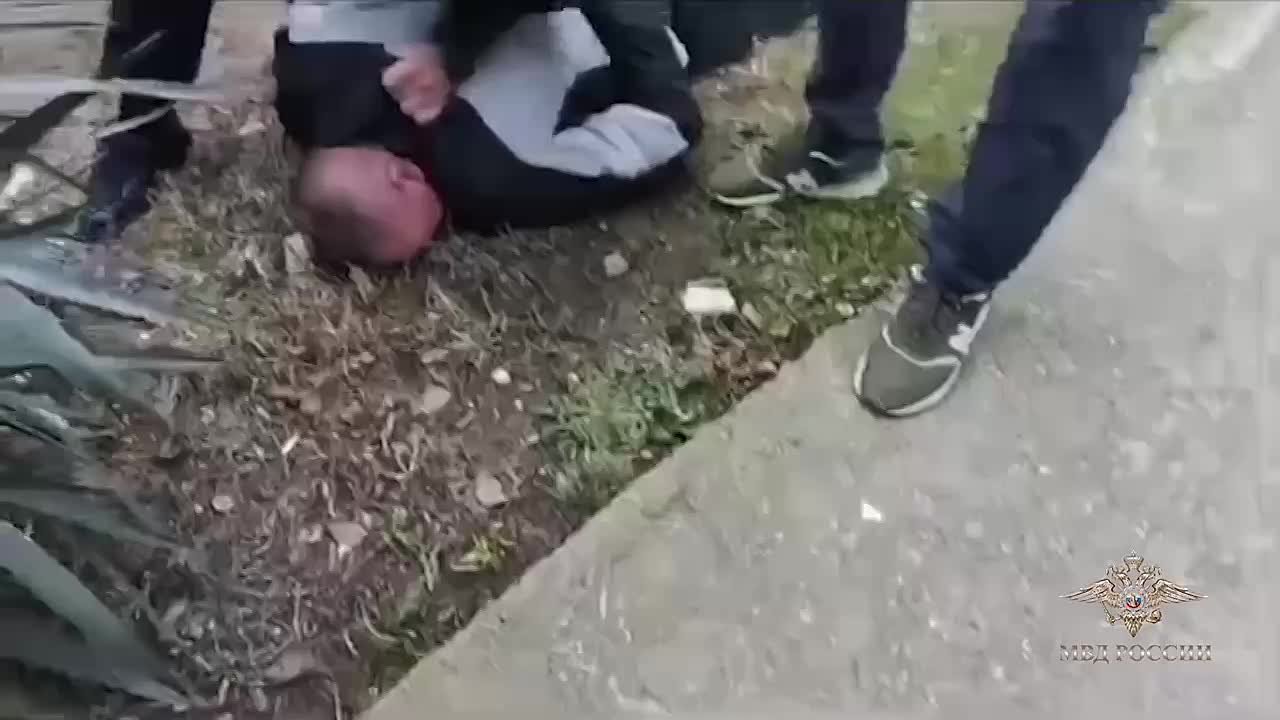 Жесткое задержание угрожавшего сотруднице полиции попало на видео