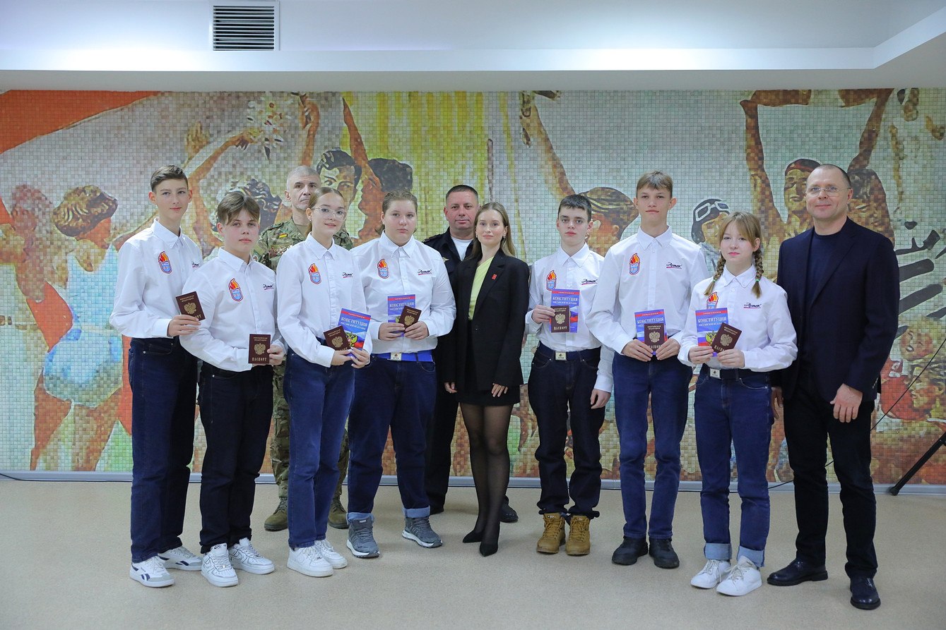 Свои первые паспорта участники Движения Первых из Ейского района получили в международном детском центре «Артек»! Свои первые паспорта участники Движения Первых из Ейского района получили в международном детском центре «Артек»!