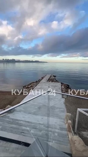 Жители Геленджика заметили пятно в бухте, а оказалось, что это птицы