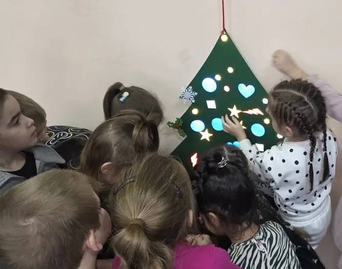 В рамках профилактического мероприятия «Внимание - дети!» дошкольники Успенского района принялись за украшение «Елки безопасности» – нестандартного, но весьма актуального элемента наступающих праздников В рамках профилактического мероприятия «Внимание - дети!» дошкольники Успенского района принялись за украшение «Елки безопасности» – нестандартного, но весьма актуального элемента наступающих праздников