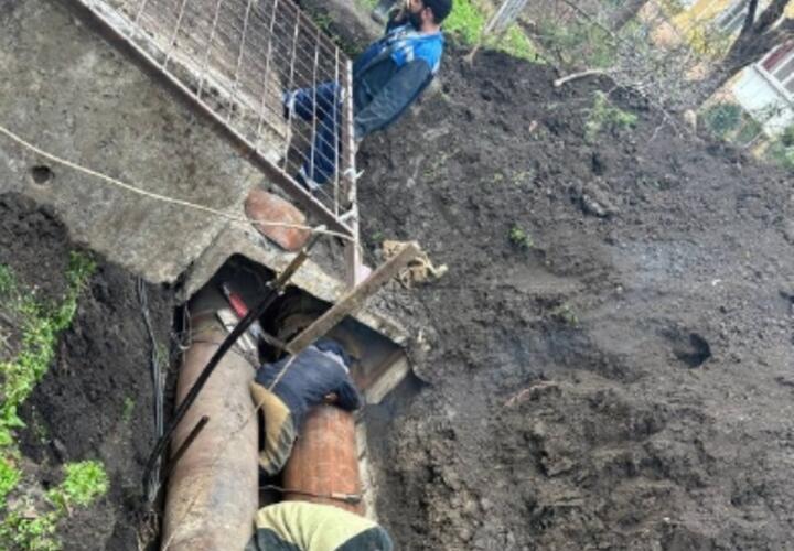 В Комсомольском микрорайоне Краснодара произошла крупная авария на теплотрассе, которая привела к отключению отопления в ряде жилых домов, школ и детских садов, сообщила "Живая Кубань"