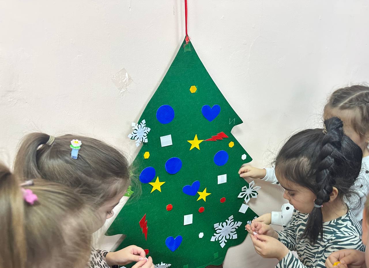 В рамках профилактического мероприятия «Внимание - дети!» дошкольники Успенского района принялись за украшение «Елки безопасности» – нестандартного, но весьма актуального элемента наступающих праздников В рамках профилактического мероприятия «Внимание - дети!» дошкольники Успенского района принялись за украшение «Елки безопасности» – нестандартного, но весьма актуального элемента наступающих праздников