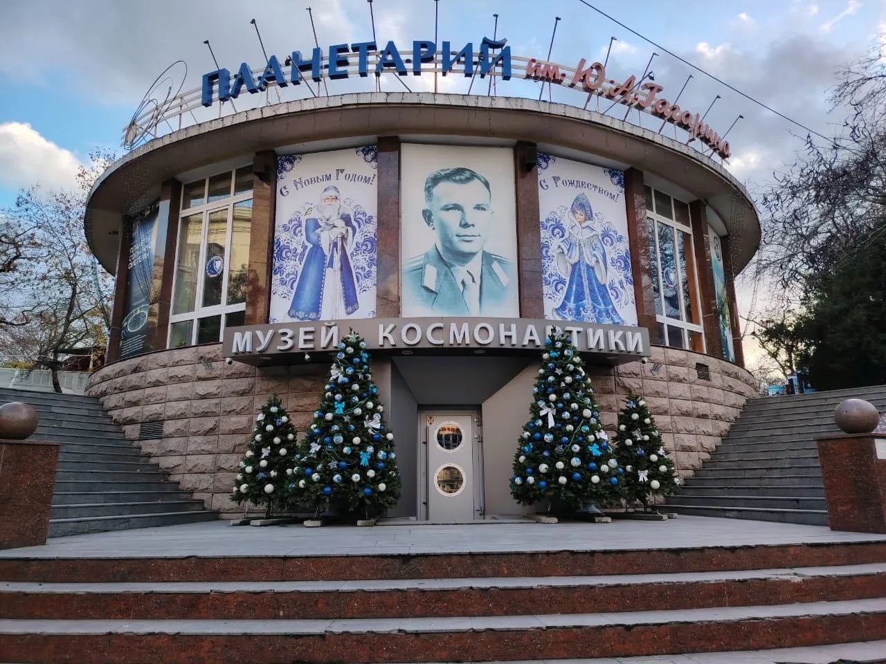 В Новороссийске ведется активная подготовка учреждений культуры к встрече Нового года В Новороссийске ведется активная подготовка учреждений культуры к встрече Нового года