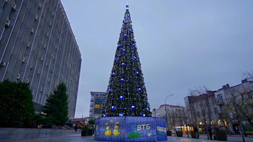 Банк ВТБ установил в Краснодаре 19-метровую новогоднюю елку