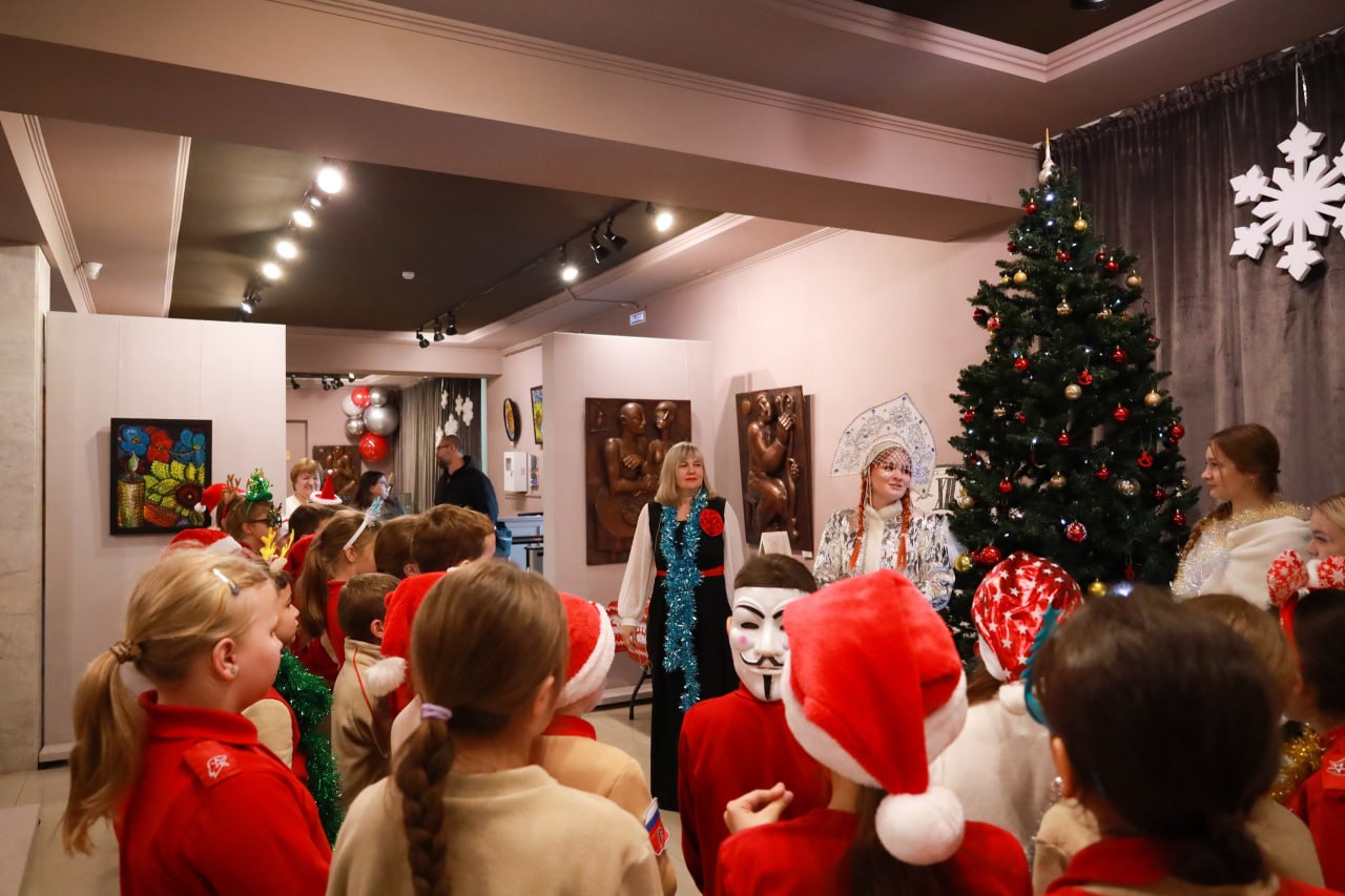 В музее Геленджика на балу закружились Снегурочки