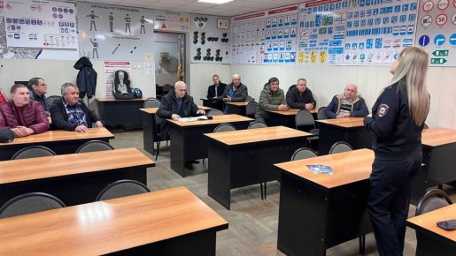 Сотрудники Госавтоинспекции Славянского района провели профилактическую беседу с водителями, осуществляющими перевозку детей на школьных автобусах