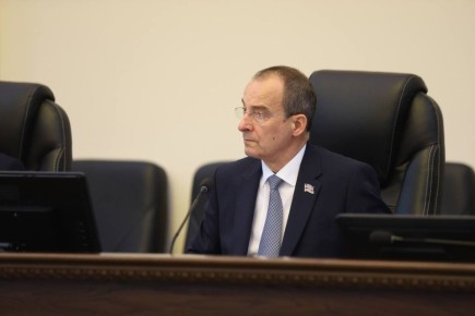 Сегодня в Законодательном Собрании под председательством Юрия Бурлачко прошла внеочередная 72-я сессия