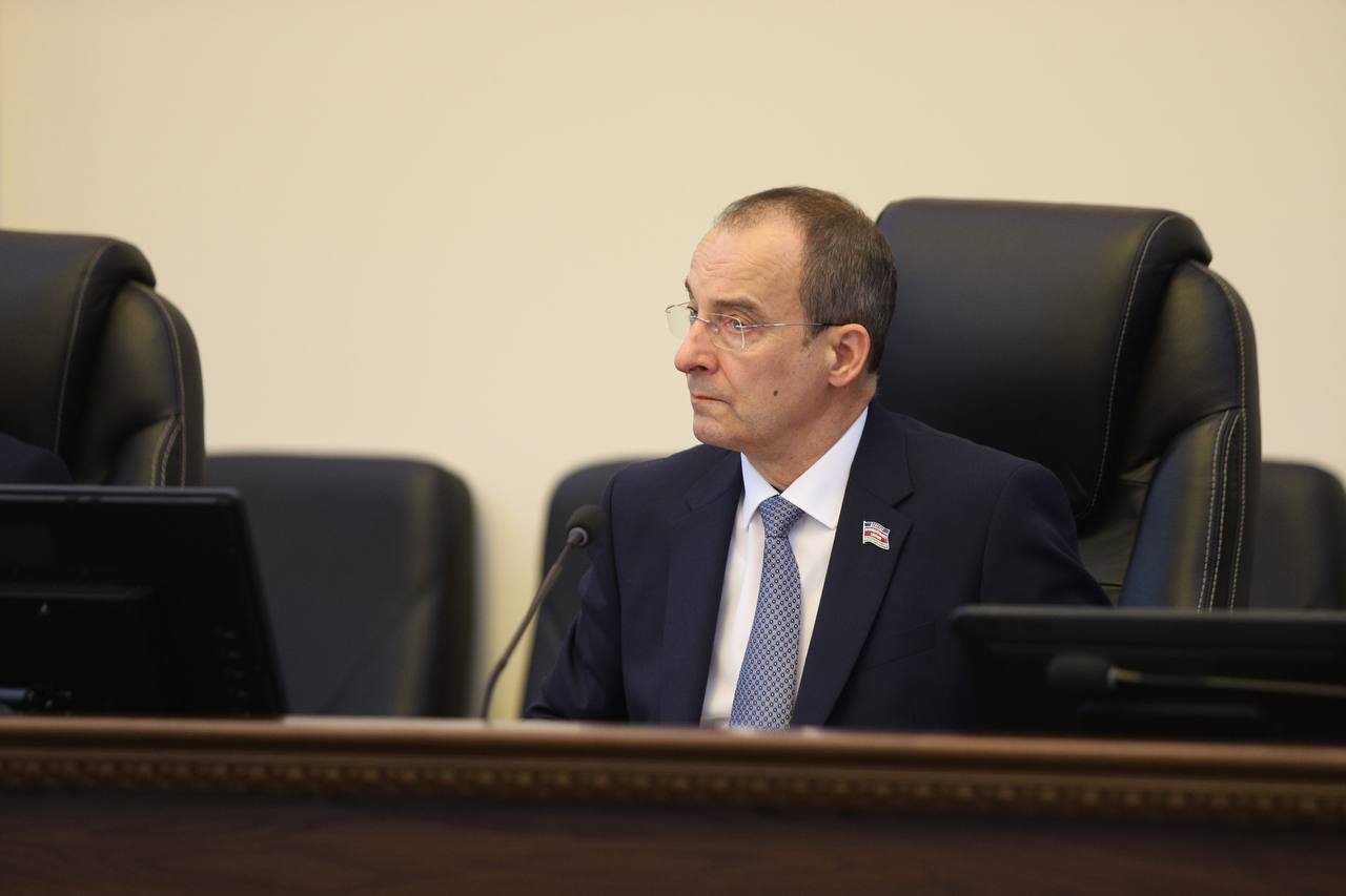 Сегодня в Законодательном Собрании под председательством Юрия Бурлачко прошла внеочередная 72-я сессия