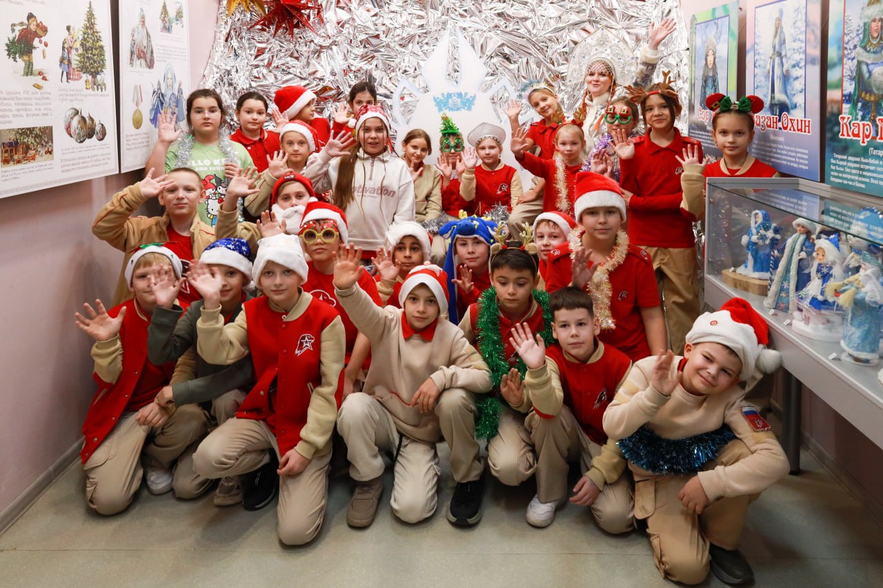 В музее Геленджика на балу закружились Снегурочки В музее Геленджика на балу закружились Снегурочки