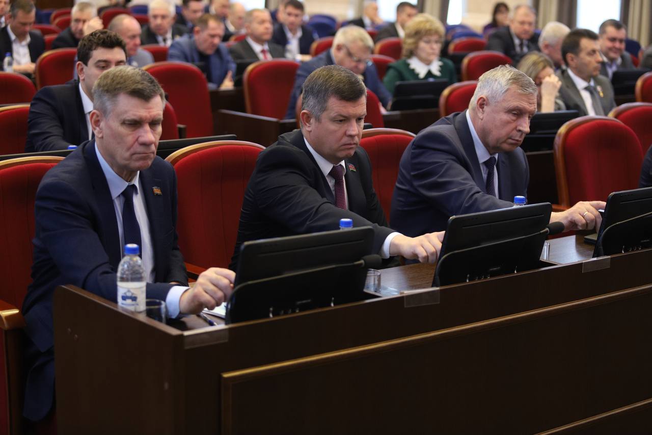 Сегодня в Законодательном Собрании под председательством Юрия Бурлачко прошла внеочередная 72-я сессия Сегодня в Законодательном Собрании под председательством Юрия Бурлачко прошла внеочередная 72-я сессия