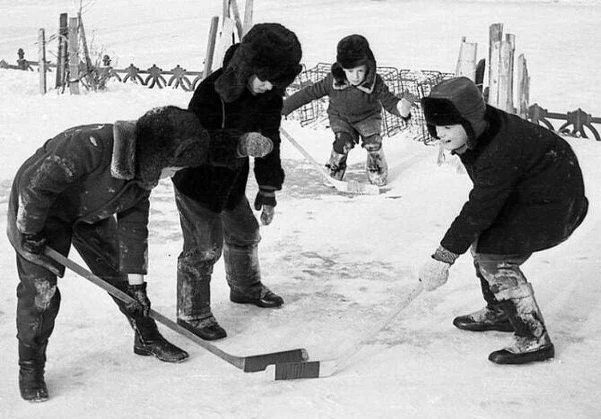 А вы играли в детстве в хоккей во дворе?
