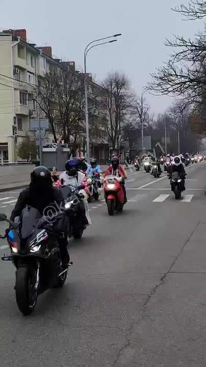 Деды Морозы бегут, едут, мчатся