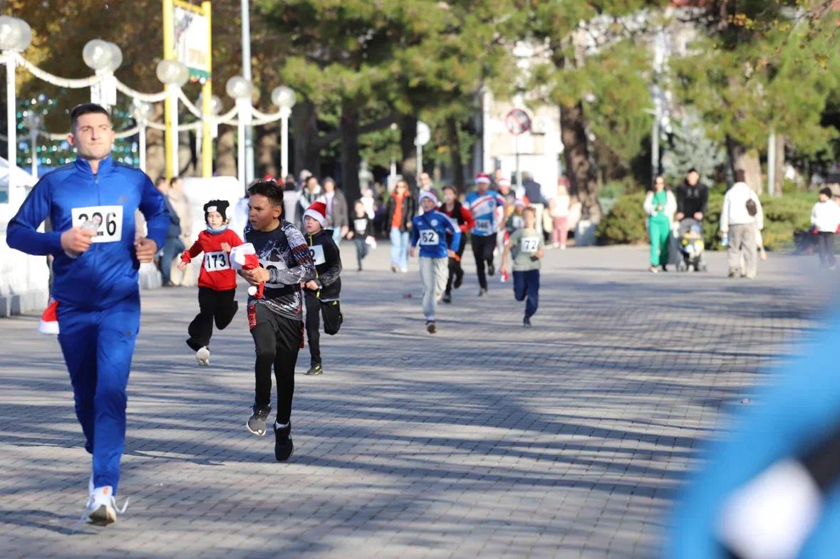 В Геленджике прошёл традиционный забег Дедов Морозов В Геленджике прошёл традиционный забег Дедов Морозов
