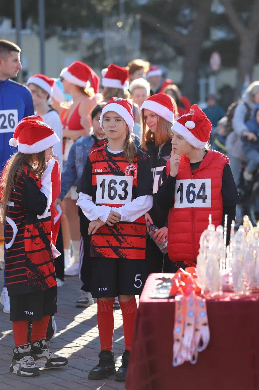 В Геленджике прошёл традиционный забег Дедов Морозов В Геленджике прошёл традиционный забег Дедов Морозов