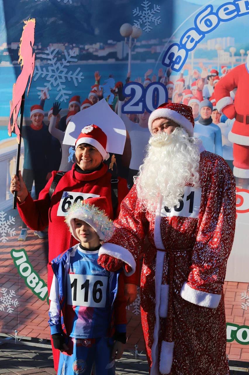 В Геленджике прошёл традиционный забег Дедов Морозов