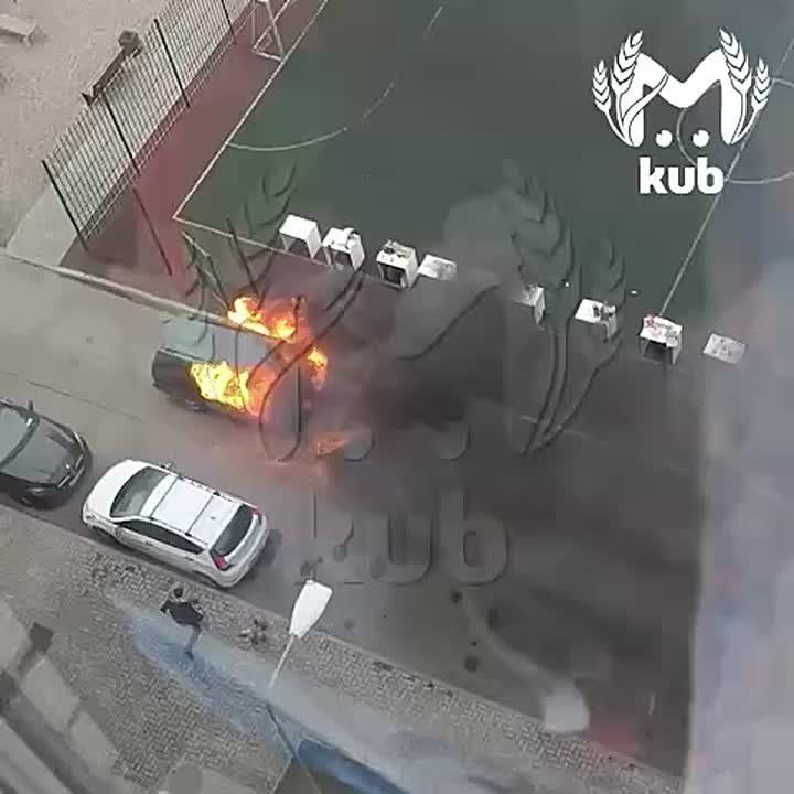 Машина сгорела во дворе краснодарских многоэтажек