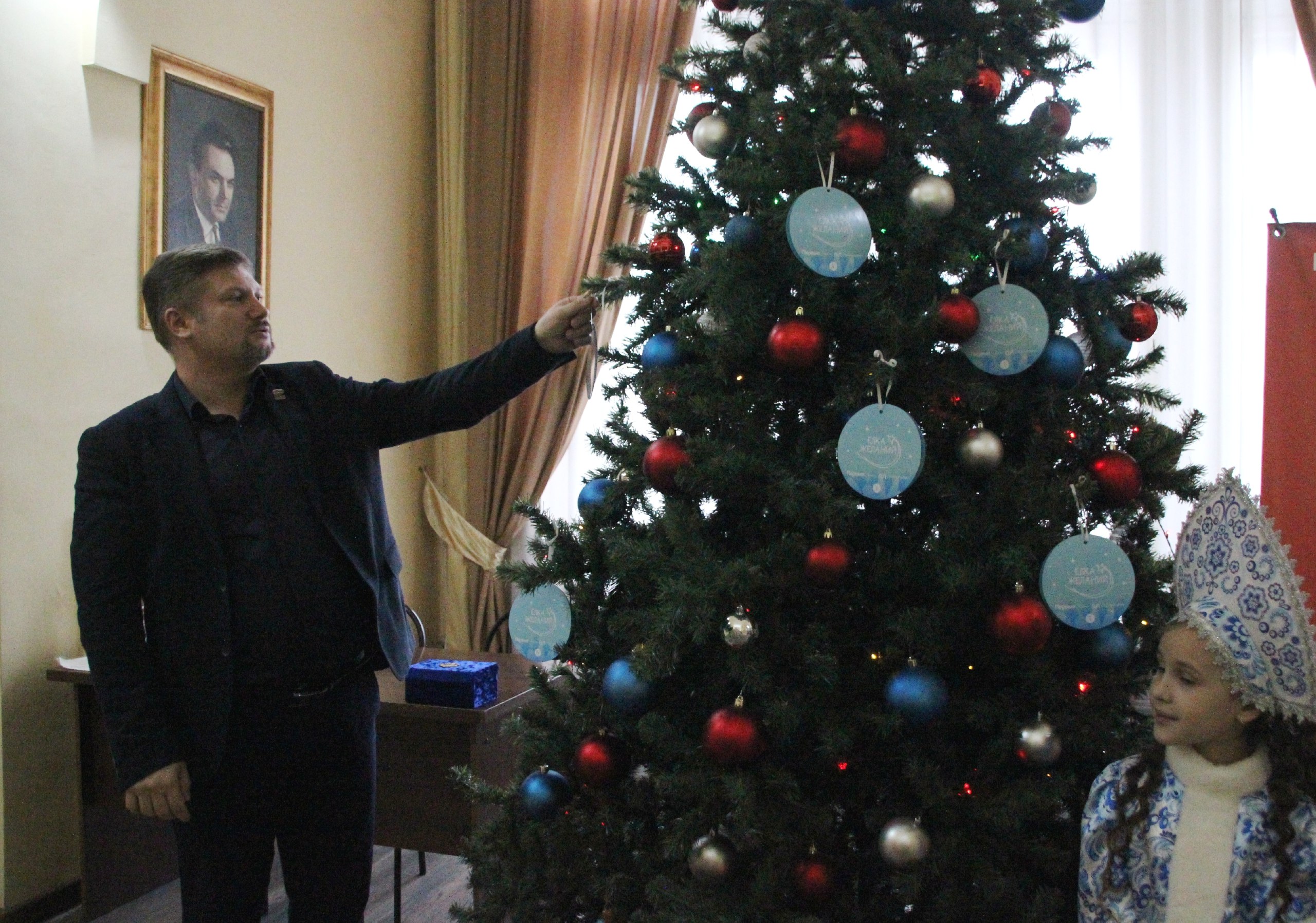 Глава Ейского района Роман Бублик присоединился к Всероссийской акции «Елка Желаний» Глава Ейского района Роман Бублик присоединился к Всероссийской акции «Елка Желаний»