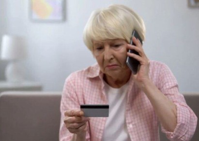 Сотрудники полиции и представители банка предотвратили дистанционное мошенничество в отношении 90-летней пенсионерки